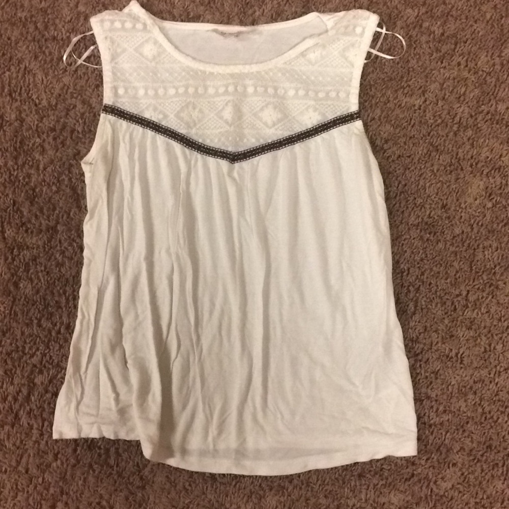 White tanktop w lace pattern, blue,red&green band